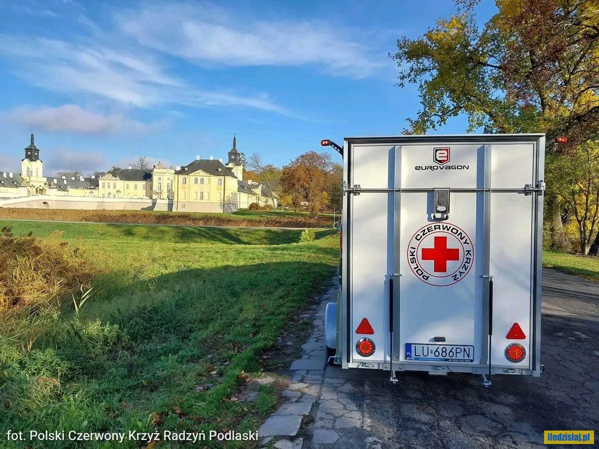 Nowy sprzęt dla Grupy Ochrony Ludności PCK w Radzyniu. Wolontariusze uczą się go obsługiwać